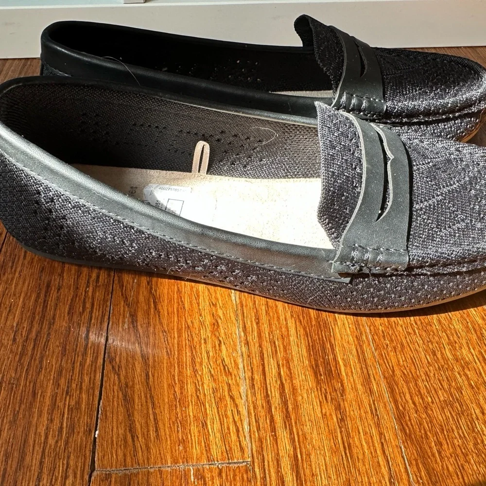 Daisy Fuentes Black Loafers with Textured Design